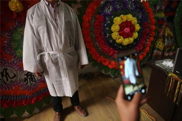 梦见死人花圈，解读梦境中的哀思与重生