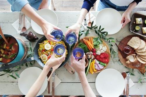 梦境中的盛宴，解读梦见同学来我家整吃个个都吃剩有很多饭的深层含义