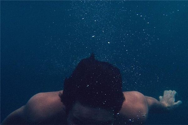 梦见男朋友溺水死了，梦境背后的深层含义与心理解析