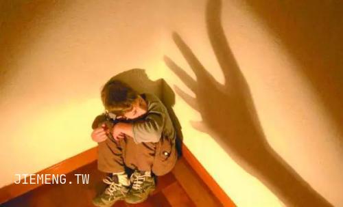 梦见又是哭又是打人，梦境背后的深层解析与心理启示