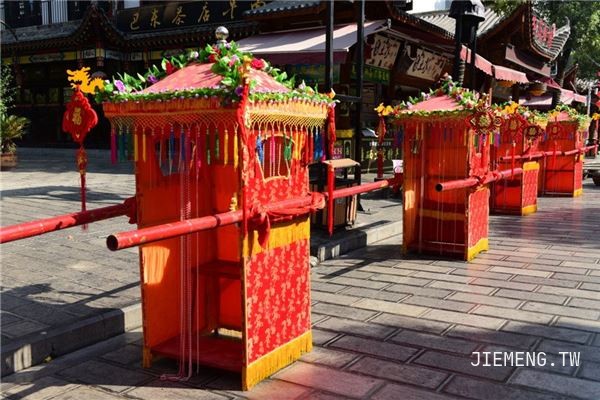 梦境中的浪漫之旅，梦见自己跟着花轿队去接心爱的女人