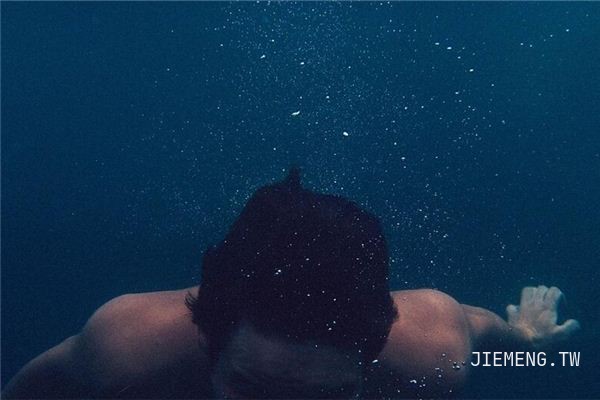 梦海浮沉，解析梦见掉进大海却又轻松漂上来的深层含义