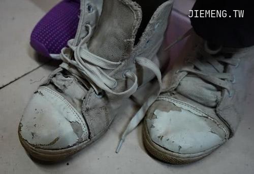 梦境解析，女子梦见自己穿的新鞋破了在换破鞋穿上